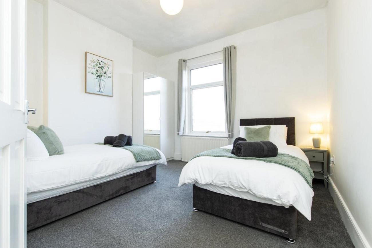 K Suites - Granville Avenue Лонг Итън Екстериор снимка