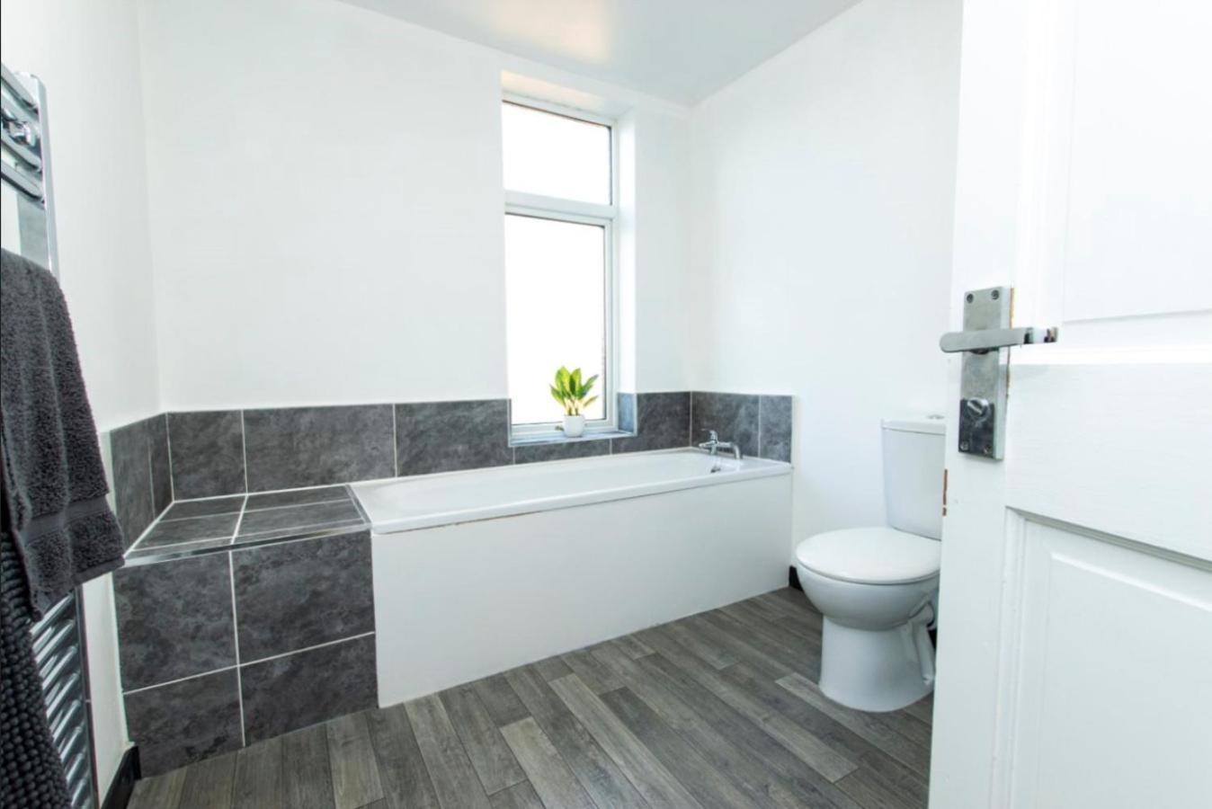 K Suites - Granville Avenue Лонг Итън Екстериор снимка