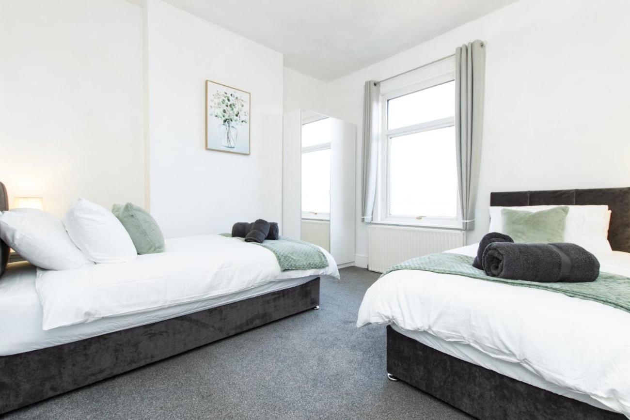 K Suites - Granville Avenue Лонг Итън Екстериор снимка
